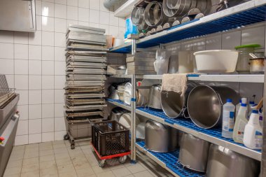 İşten sonra bir fırının arka odasında.