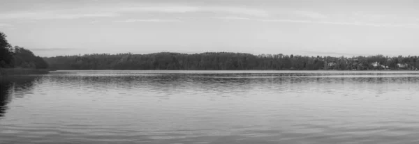 Een vroeg in de ochtend panoramisch uitzicht op het meer van Ratzeburg in de herfst — Stockfoto