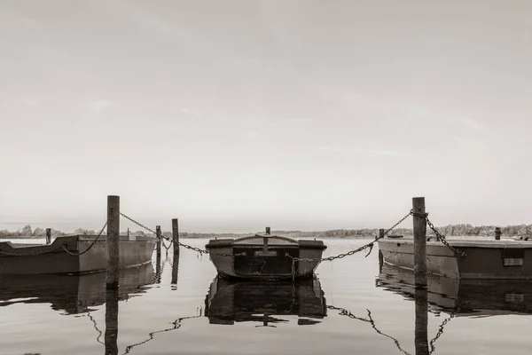 Einige Ruderboote liegen morgens an einem See in Norddeutschland — Stockfoto