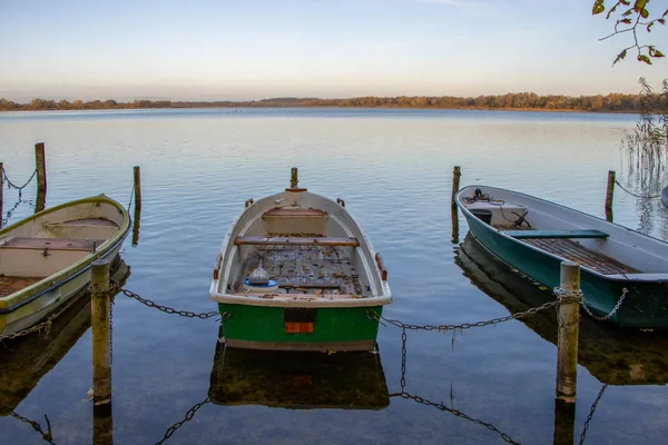 Alguns barcos a remos jazem em um lago no norte da Alemanha, no morni — Fotografia de Stock