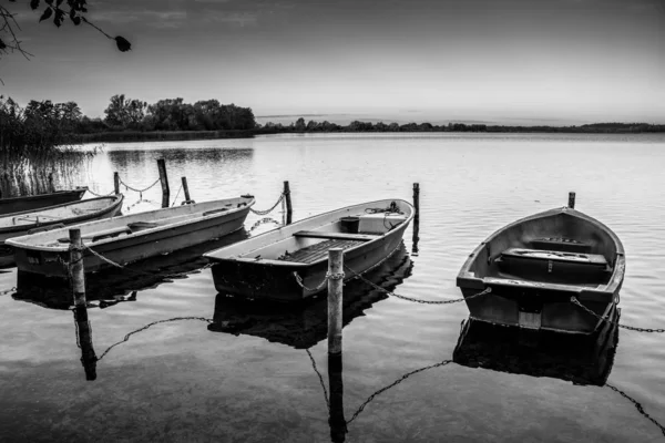 Some rowboats lie at a lake in the north of Germany in the morni — Stock Photo, Image