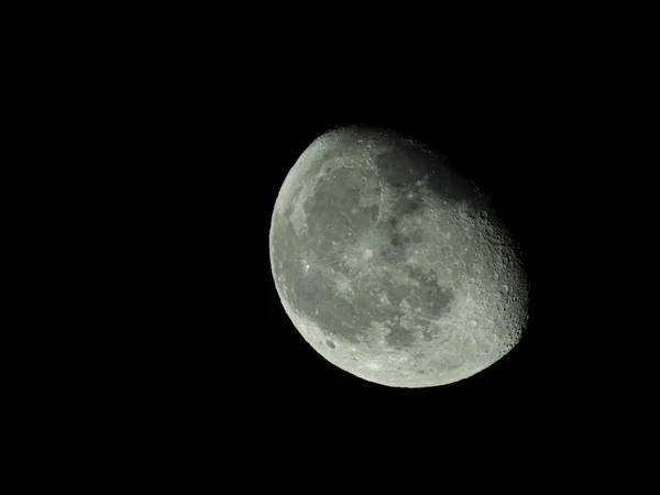 Un primer plano de la luna menguante de tres cuartos en la noche estrellada — Foto de Stock