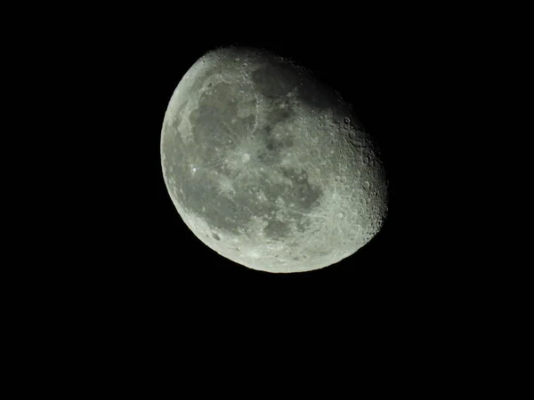 在星光灿烂的夜晚，正在消逝的四分之三月亮的近照 — 图库照片