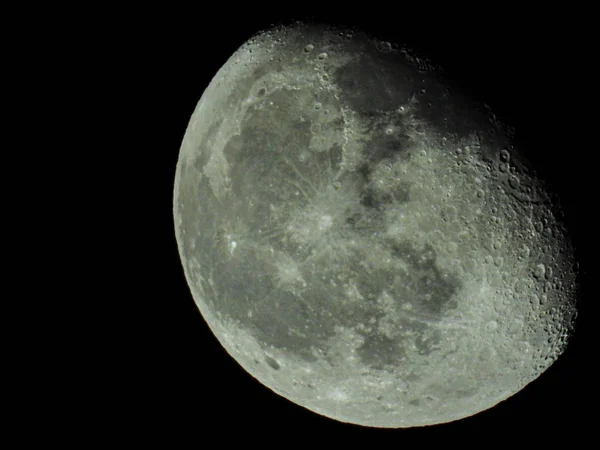 Un primer plano de la luna menguante de tres cuartos en la noche estrellada — Foto de Stock
