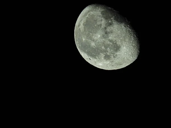 Un primer plano de la luna menguante de tres cuartos en la noche estrellada — Foto de Stock