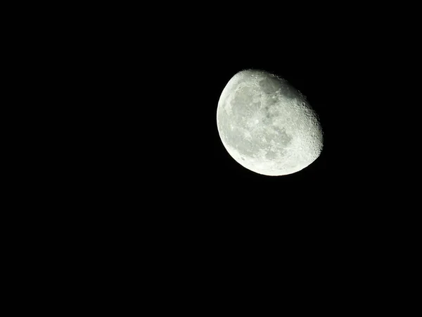 Yıldızlı gecede azalan ayın dörtte üçüne yakın çekim. — Stok fotoğraf