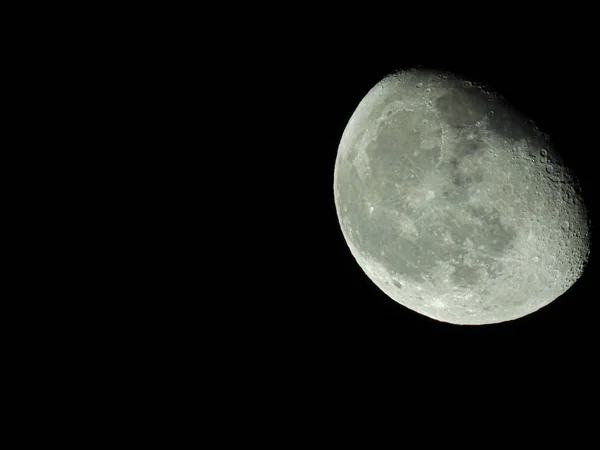 在星光灿烂的夜晚，正在消逝的四分之三月亮的近照 — 图库照片