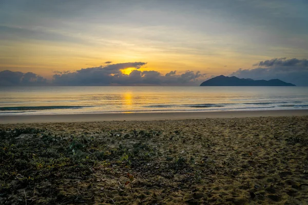 Un lever de soleil sur la plage paradisiaque de Mission Beach dans le nord — Photo
