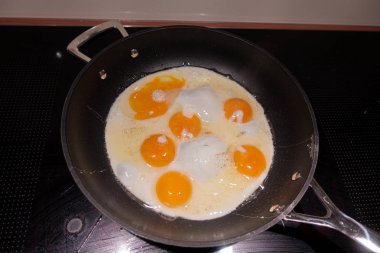 Kızartma tavasında siyah yuvarlak bir tavada kızartılmış yumurta.