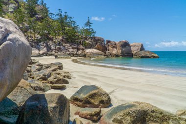 Manyetik Ada 'nın mavi sularıyla paradisiacal plajı.