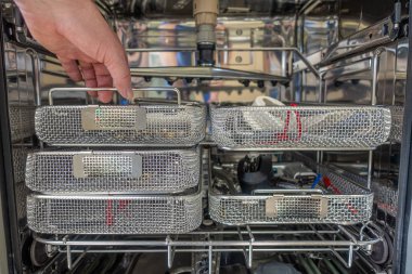 Kullanılan aletler temizlendi ve bir Rdg yıkama makinesinde dezenfekte edildi. 