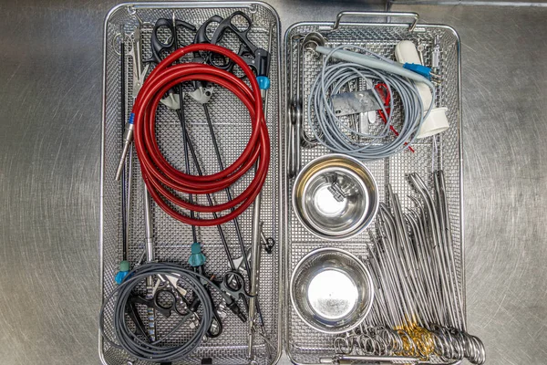 Ένας δίσκος για χειρουργικά εργαλεία περιέχει διάφορα διάφορα instru — Φωτογραφία Αρχείου