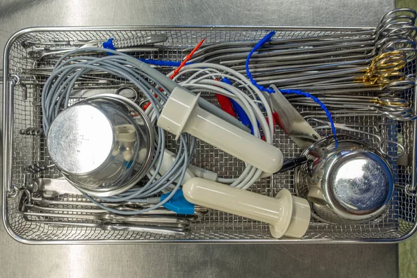 Una bandeja para instrumentos quirúrgicos contiene varios instru surtidos — Foto de Stock
