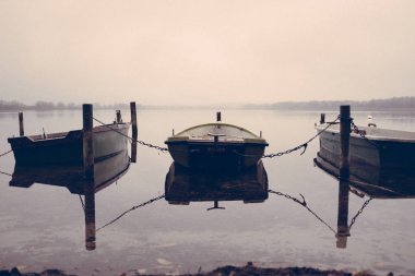Gölde bir kaç kayık var kıyıda ve onlar...