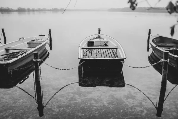 Em um lago há vários barcos a remo na costa e eles um — Fotografia de Stock