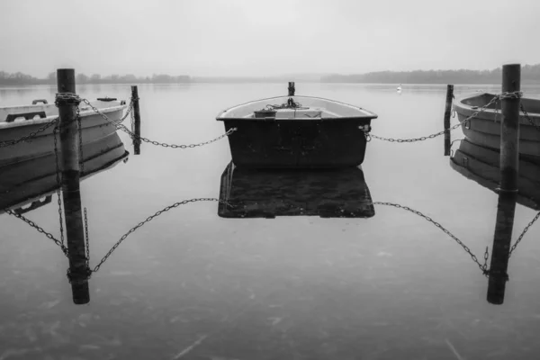 Auf einem See gibt es mehrere Ruderboote am Ufer und sie sind ein — Stockfoto