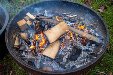Yangın kasesinde küçük bir ateş yanıyor..