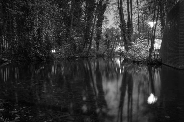 Черно-белая фотография речного пейзажа в темноте — стоковое фото