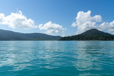 Bir yelkenli gemisinden Aust 'taki güzel mavi denizi izleyebilirsiniz.
