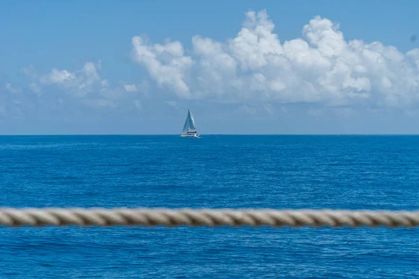 A partir de um navio à vela você pode assistir o belo mar azul em Aust — Fotografia de Stock