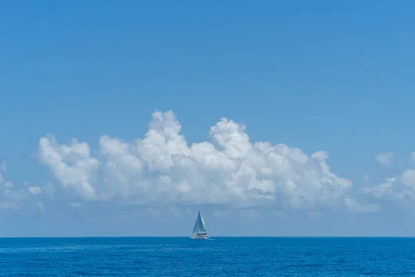 З вітрильника можна побачити прекрасне блакитне море в Асті. — стокове фото