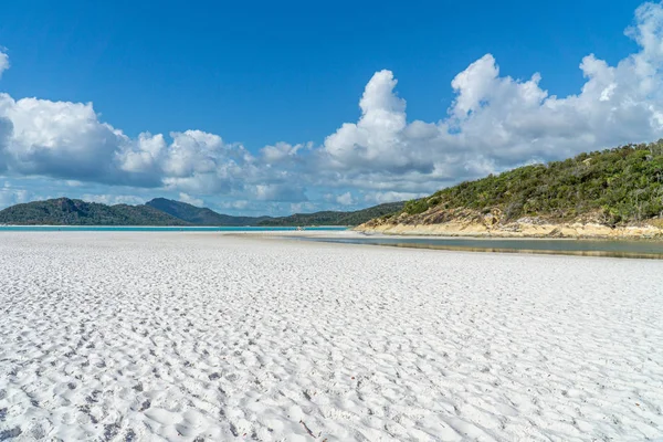 Белый пляж островов Уитсандей в Австралии, который является одним из — стоковое фото