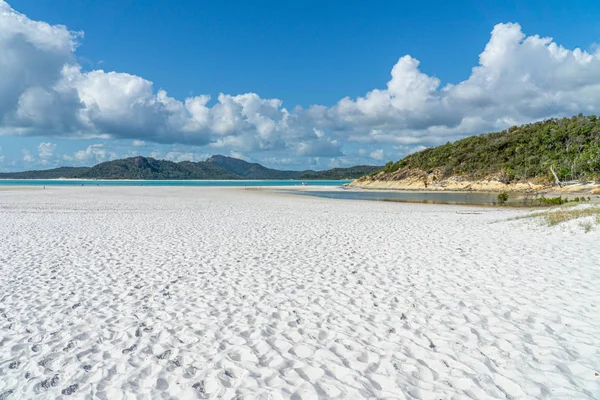 Белый пляж островов Уитсандей в Австралии, который является одним из — стоковое фото