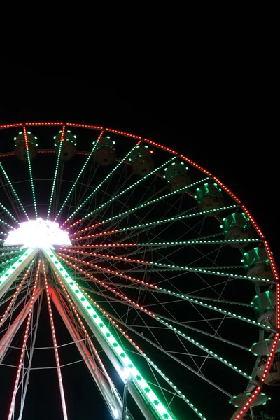 Гигантская карусель колеса обозрения светит в ночном небе — стоковое фото