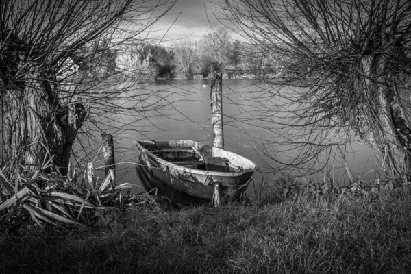 Самотній веслувальний човен лежить на березі озера — стокове фото