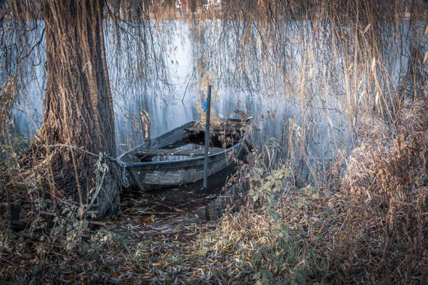 Самотній веслувальний човен лежить на березі озера — стокове фото