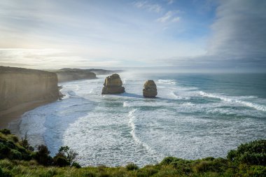 12 Havariler 60 metre yüksekliğindeki kireçtaşı kayalarıdır.