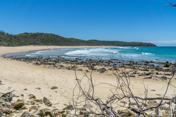 A gyönyörű strand Noosa a napsütéses tengerparton Ausztráliában — Stock Fotó