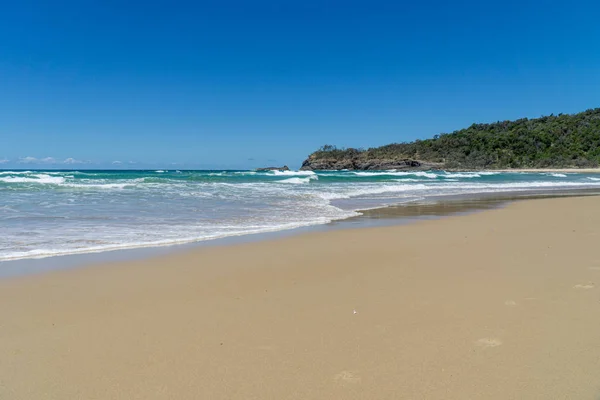 A bela praia de Noosa na costa da luz do sol na Austrália — Fotografia de Stock