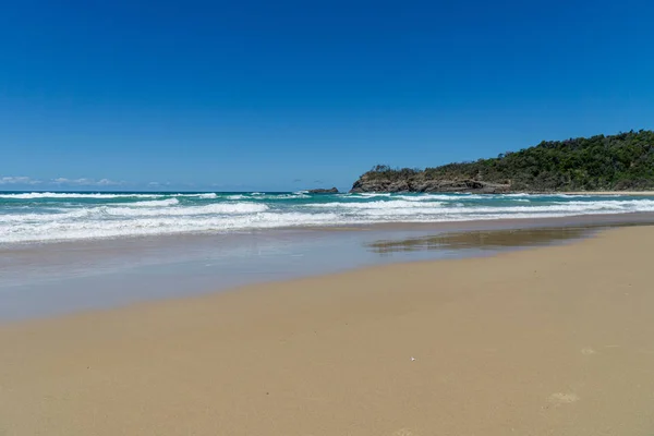 A bela praia de Noosa na costa da luz do sol na Austrália — Fotografia de Stock