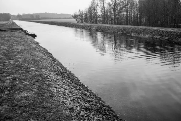 The Elbe-Luebeck-Canal flows through Schleswig-Holsteinthe Elbe- — Stock Photo, Image