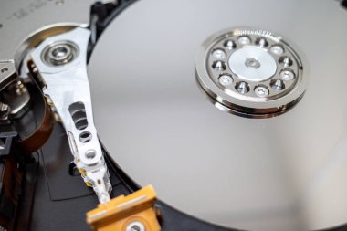vidalanmış bir sabit disk bir sabit diskin iç çalışmalarını gösterir