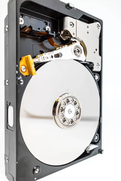Un disque dur vissé montre le fonctionnement interne d'un disque dur — Photo