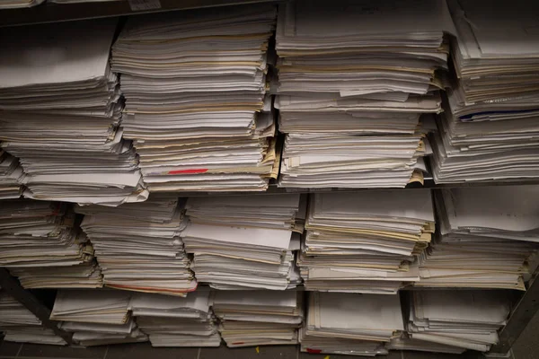 En un archivo de archivos hay estantes llenos de montañas de fil — Foto de Stock