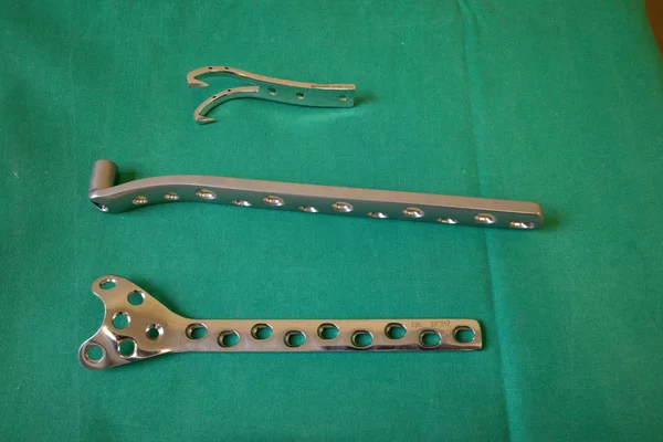 Verschiedene chirurgische Implantate aus Stahl und Titan liegen auf einer gr — Stockfoto