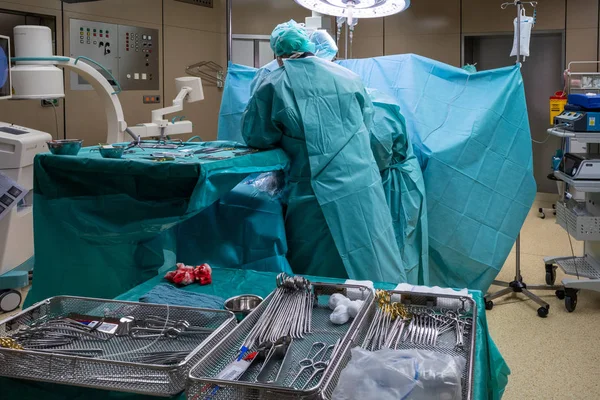 Een operatiekamer een vasculaire operatie wordt uitgevoerd door 2 artsen — Stockfoto
