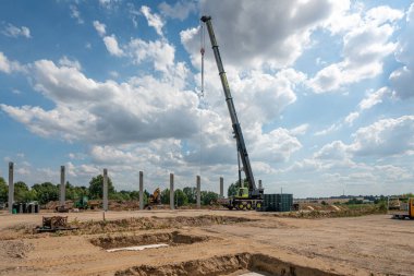 Bir inşaat alanında, bir fabrika binası için beton sütunlar. 
