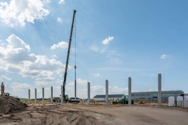 Bir inşaat alanında, bir fabrika binası için beton sütunlar. 