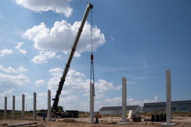 Bir inşaat alanında, bir fabrika binası için beton sütunlar. 