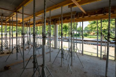 Bir inşaat alanında, bir fabrika binası için beton sütunlar. 