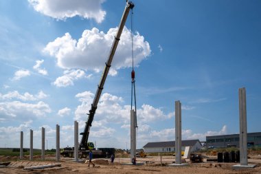 Bir inşaat alanında, bir fabrika binası için beton sütunlar. 