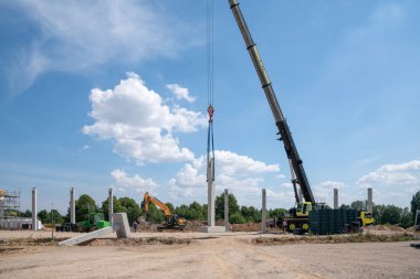 Bir inşaat alanında, bir fabrika binası için beton sütunlar. 