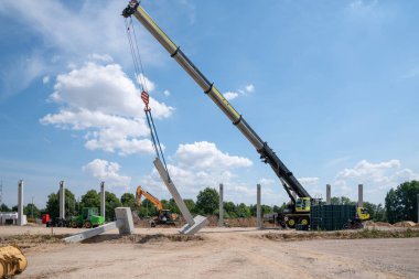 Bir inşaat alanında, bir fabrika binası için beton sütunlar. 