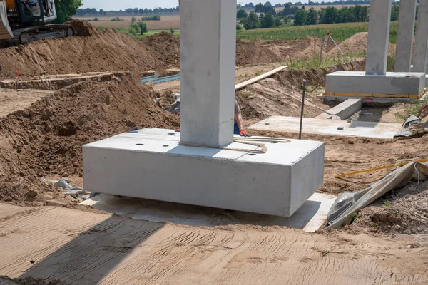 På en byggarbetsplats, betongpelare för en fabriksbyggnad — Stockfoto