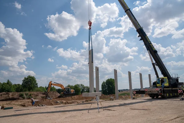 På en byggarbetsplats, betongpelare för en fabriksbyggnad — Stockfoto