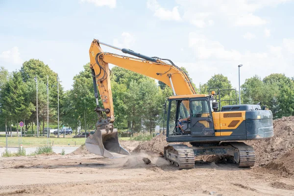 An excavator prepares the construction site for the placement of — Stock Photo, Image